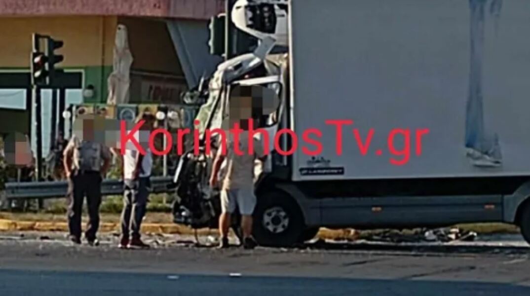 Συγκρούστηκαν νταλίκες στα φανάρια του Ισθμού