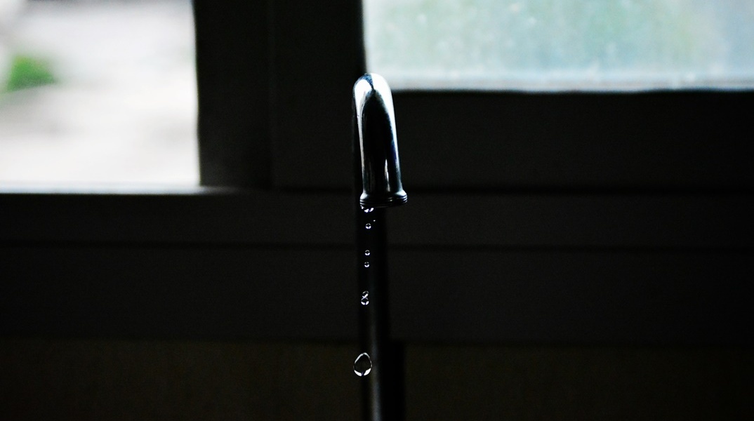 Σταγόνες νερού στάζουν από τη βρύση