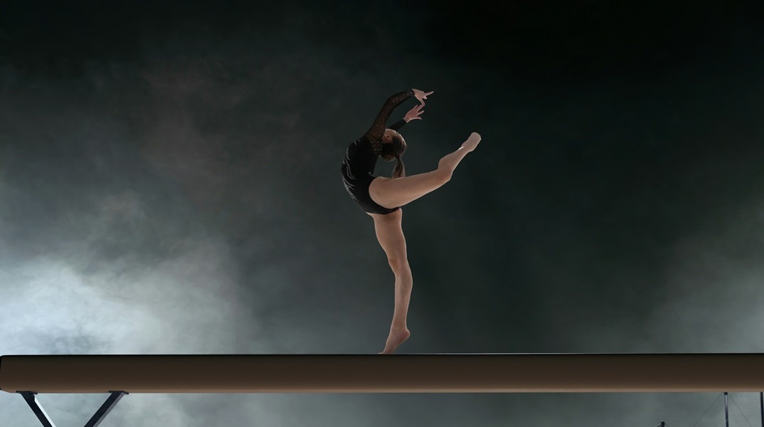 Κοπέλα κάνει ενόργανη