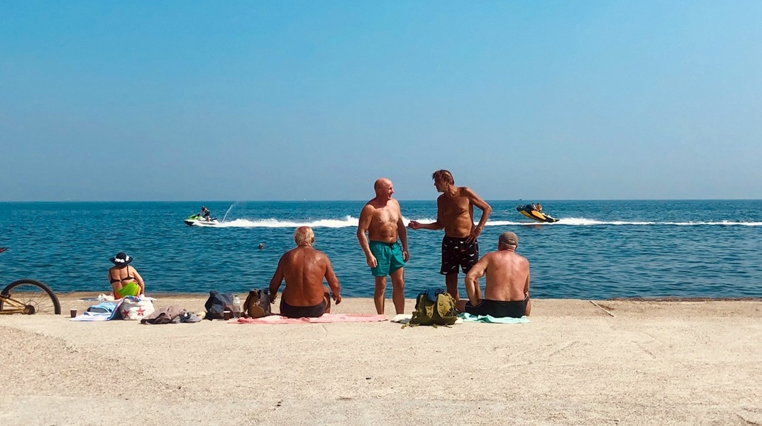 Συνταξιούχοι στην παραλία