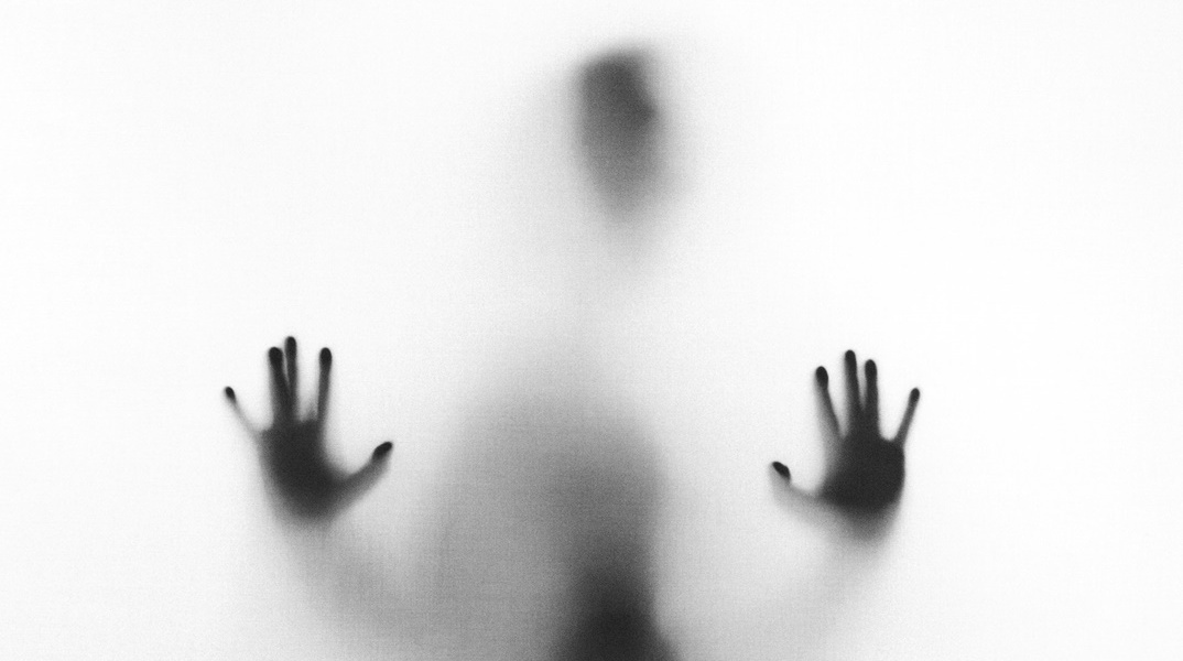 Σκιά άνδρα πίσω από τζάμι