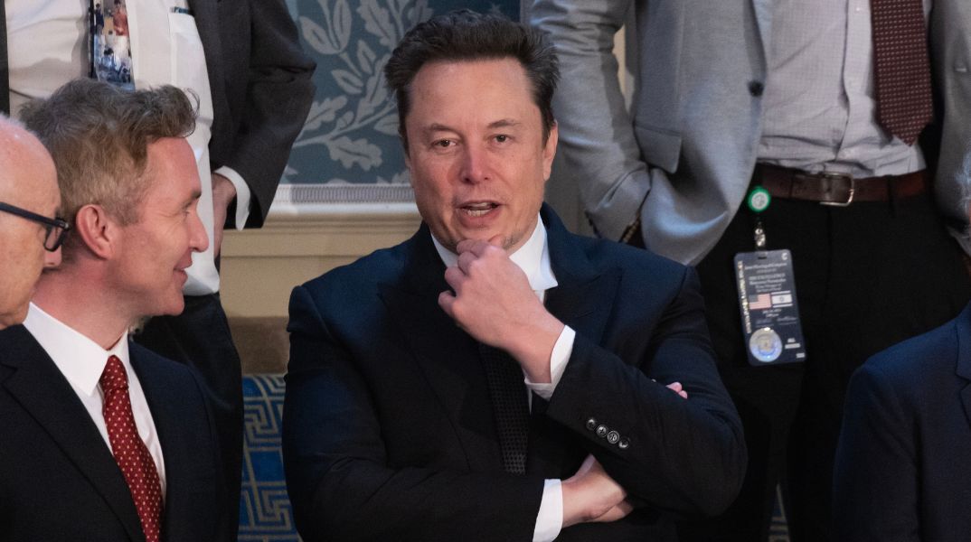 Ο Έλον Μασκ κατηγορείται ότι διαδίδει ψέματα - Αναδημοσίευσε deepfake βίντεο της Κάμαλα Χάρις στο X - Έχει ταχθεί υπέρ της υποψηφιότητας Τραμπ. 