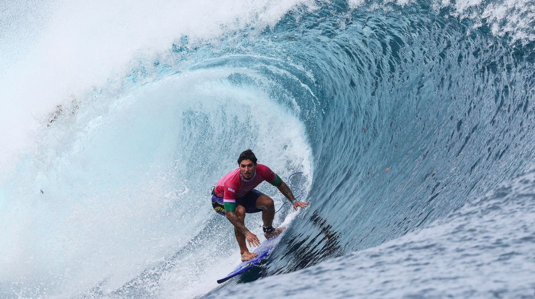 Ολυμπιακοί Αγώνες 2024: Viral η φωτογραφία του σέρφερ Γκάμπριελ Μεντίνα - Ο Βραζιλιάνος αθλητής στέκεται στον αέρα και σχηματίζει το σήμα της νίκης. 