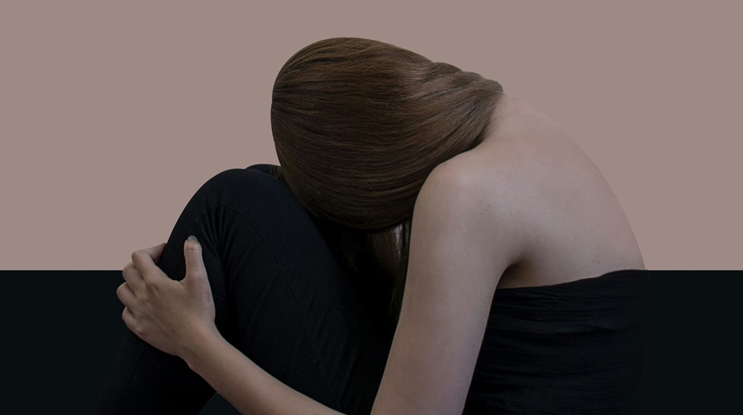 Γυναίκα γυρισμένη με την πλάτη στον φακό