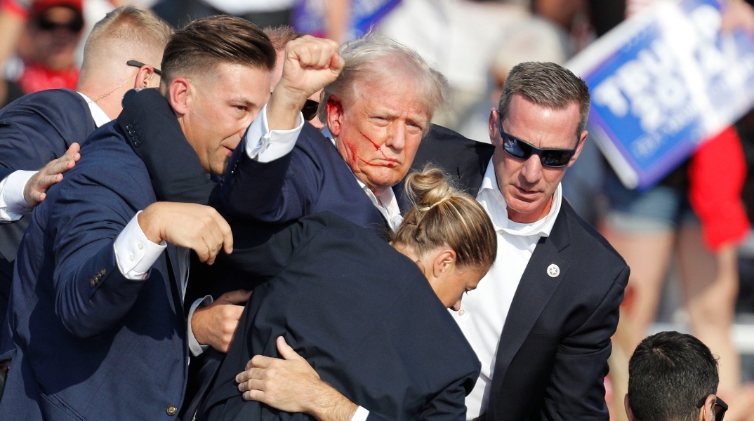 Facebook: Λογόκρινε λανθασμένα την φωτογραφία του Τραμπ με τη γροθιά