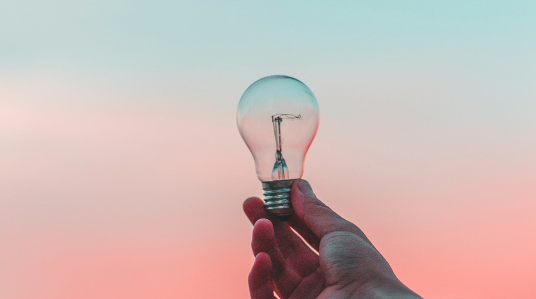 Λάμπα που κρατά άτομο