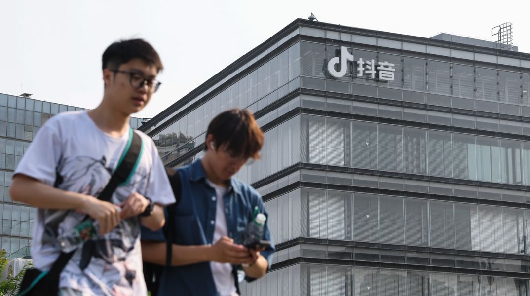 TikTok: Μαζικό κρούσμα τροφικής δηλητηρίασης στα γραφεία της μητρικής εταιρίας - 57 εργαζόμενοι στο νοσοκομείο - Τι δηλώνουν οι εκπρόσωποι της ByteDance.  