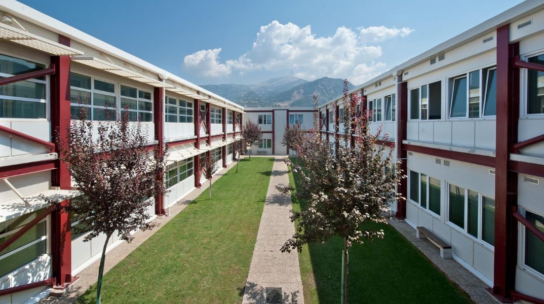 Εκλέχθηκαν οι πρώτες πρυτανικές αρχές στο Ελληνικό Ανοικτό Πανεπιστήμιο Ελληνικό Ανοικτό Πανεπιστήμιο: Πρώτος πρύτανης του ΕΑΠ εκλέχθηκε ο καθηγητής Μανώλης Κουτούζης - Μέχρι πρότινος διοικούνταν από διοικούσες επιτροπές.
