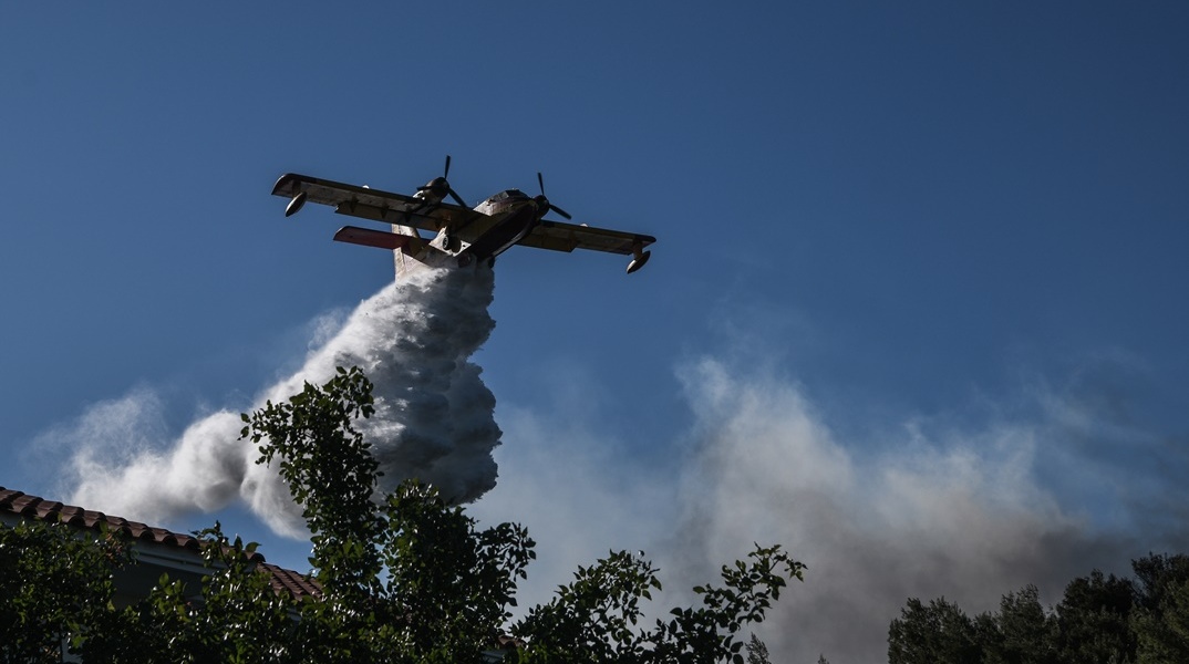 Πυροσβεστικό αεροσκάφος κατά τη διάρκεια κατάσβεσης
