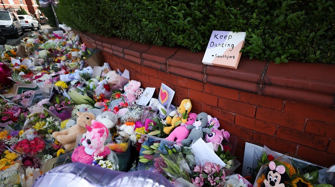 Λουλούδια και αρκουδάκια έξω από τον χώρο του εγκλήματος στο Southport στη Βρετανία