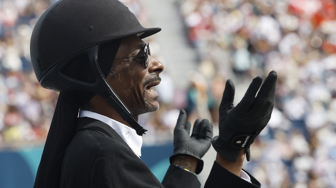 O Snoop Dogg με ρούχα αγώνων ιππασίας