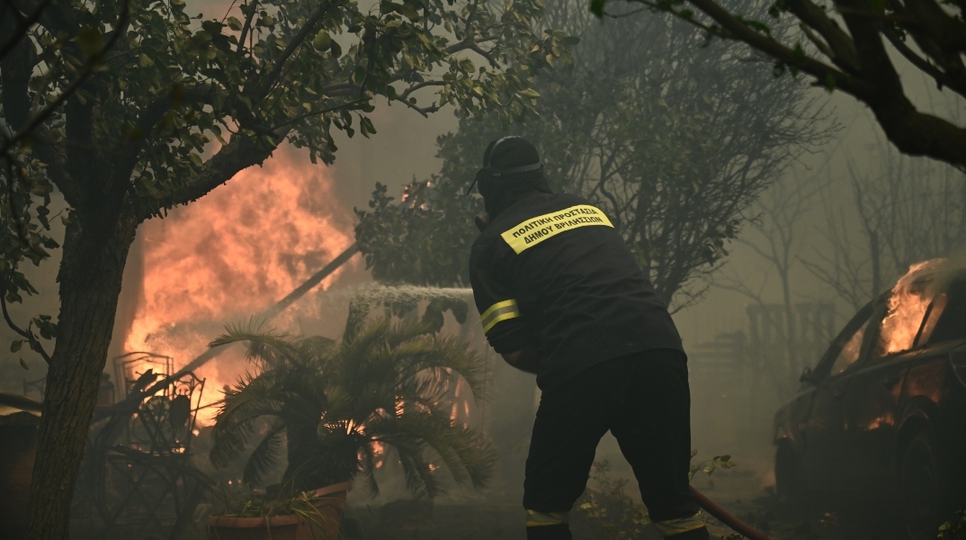Πυροσβέστης επιχειρεί σε πυρκαγιά