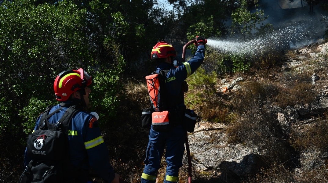 Πυροσβέστης επιχειρεί σε πυρκαγιά