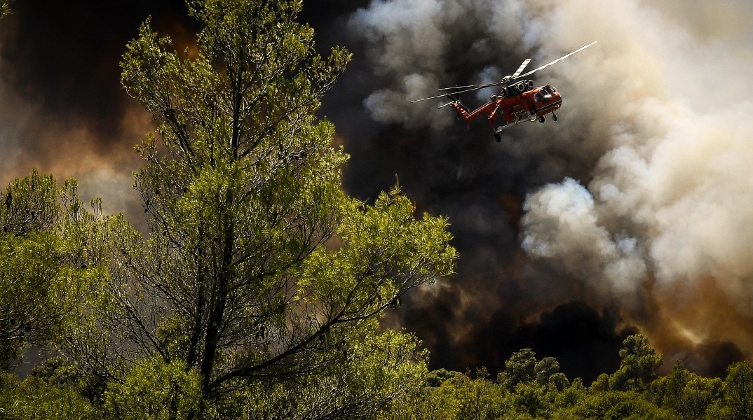Ελικόπτερο επιχειρεί σε φωτιά