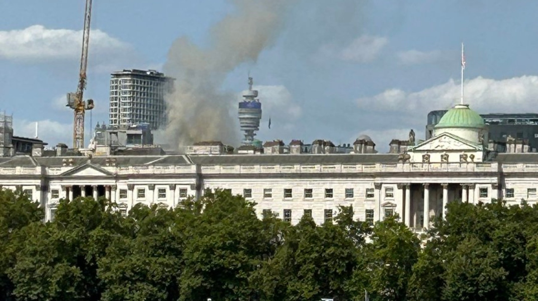 Φωτιά τώρα στο εμβληματικό Sommerset House στο κέντρο του Λονδίνου