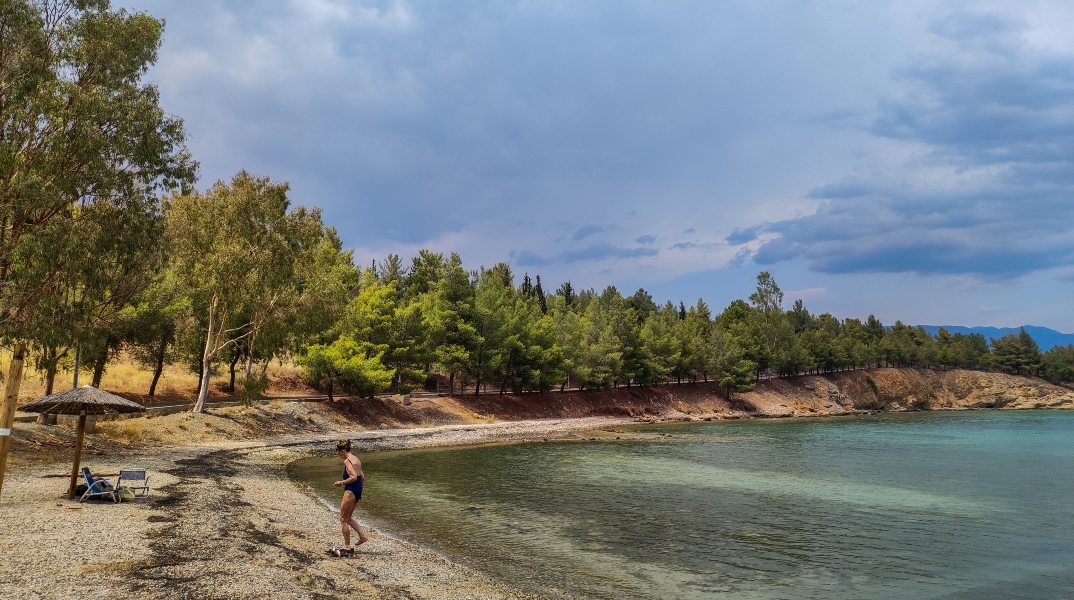 Καιρός σήμερα: Ζέστη και τοπικές βροχές την Κυριακή