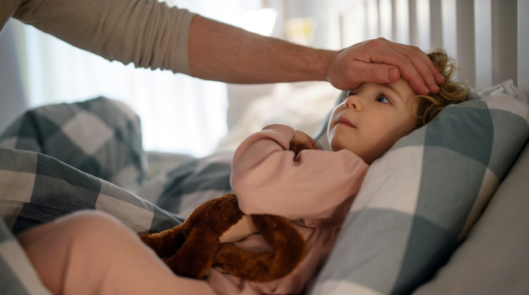 Στρεπτόκοκκος: Τι πρέπει να προσέχουν οι γονείς για παιδιά ως 12 ετών 