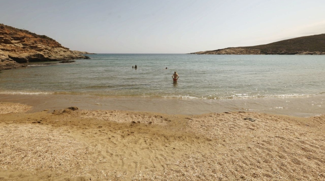 Aτένι: η ωραιότερη παραλία της Ανδρου