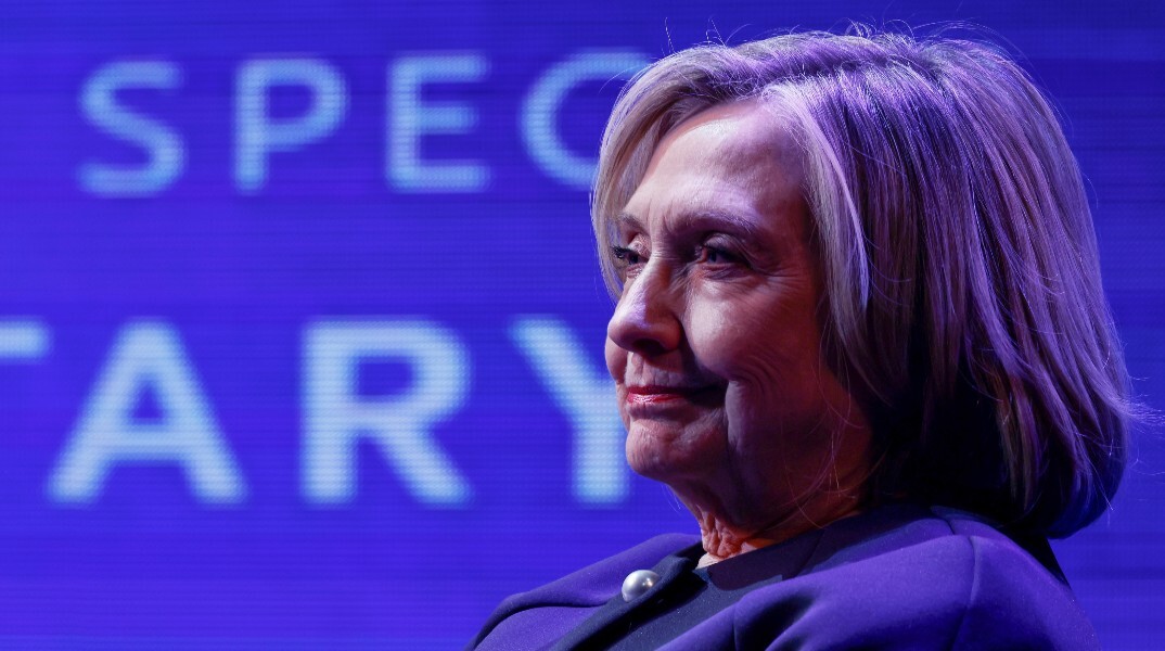 Στο πλευρό της Κάμαλα Χάρις η Χίλαρι Κλίντον - Το μήνυμα στο συνέδριο των Δημοκρατικών