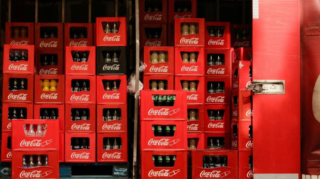 Coca-Cola: Ίχνη μικροπλαστικών βρέθηκαν σε φιάλες