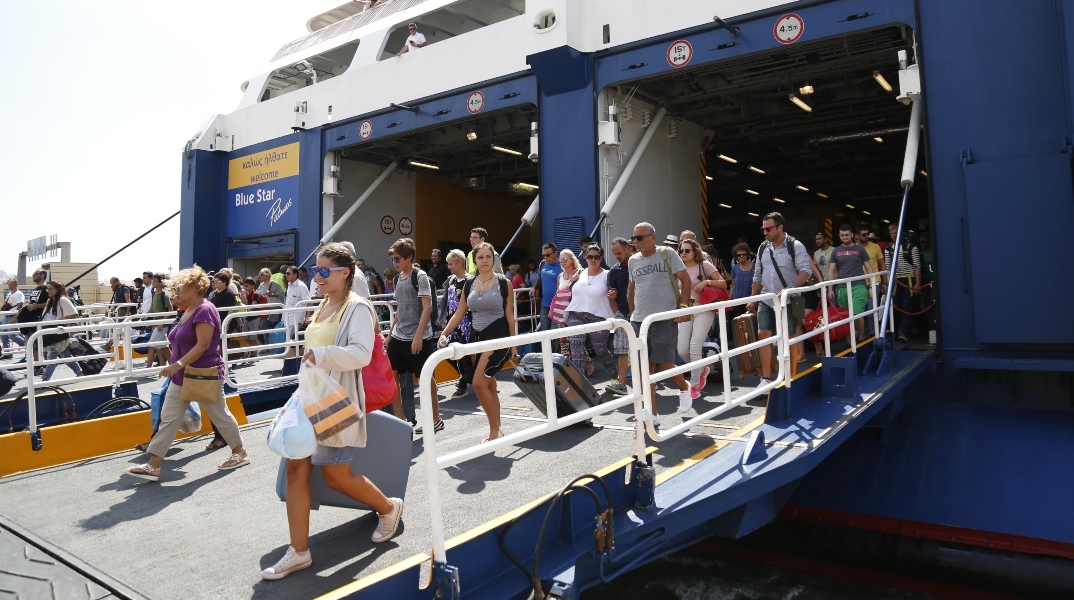 Επιστροφή εκδρομέων: Αυξημένη κίνηση σε λιμάνια και δρόμους