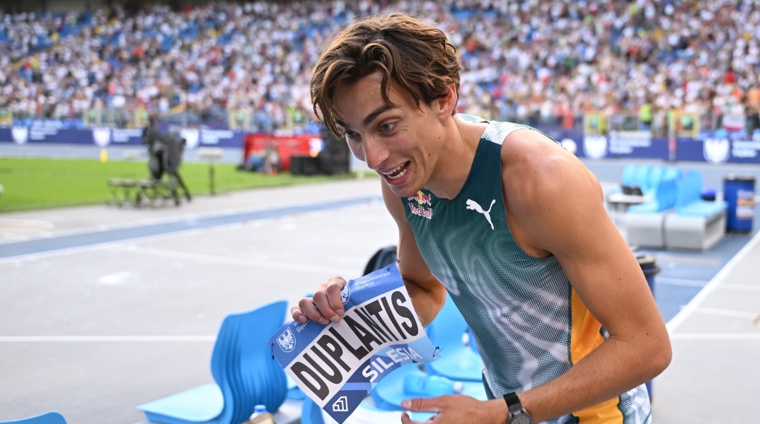 Ντουπλάντις: Πανηγύρισε το παγκόσμιο ρεκόρ τρώγοντας μπέργκερ