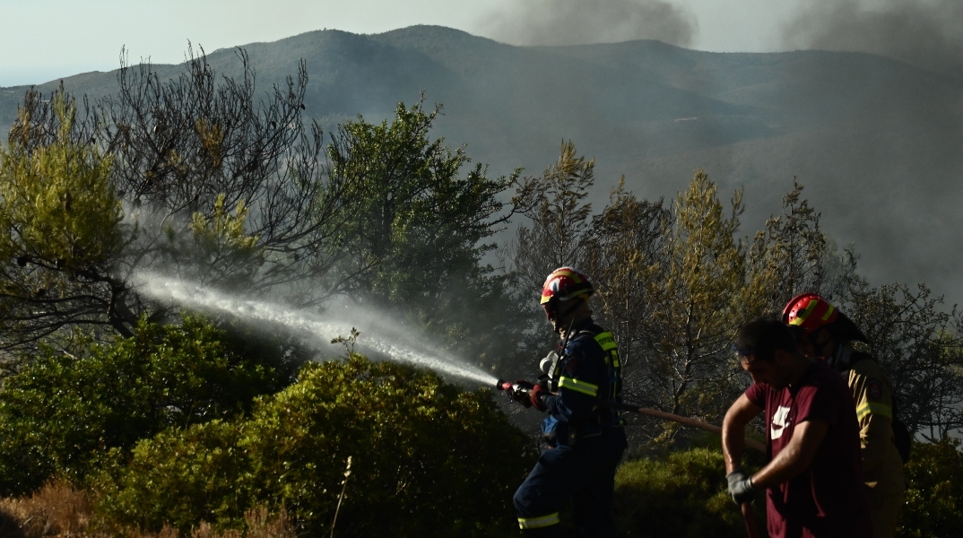 Φωτιά τώρα στα Νεόκτιστα Ασπροπύργου