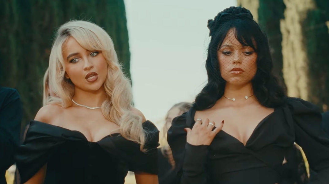 Σαμπρίνα Κάρπεντερ – Τζένα Ορτέγκα: Το αυστηρώς ακατάλληλο βίντεο κλιπ τους 