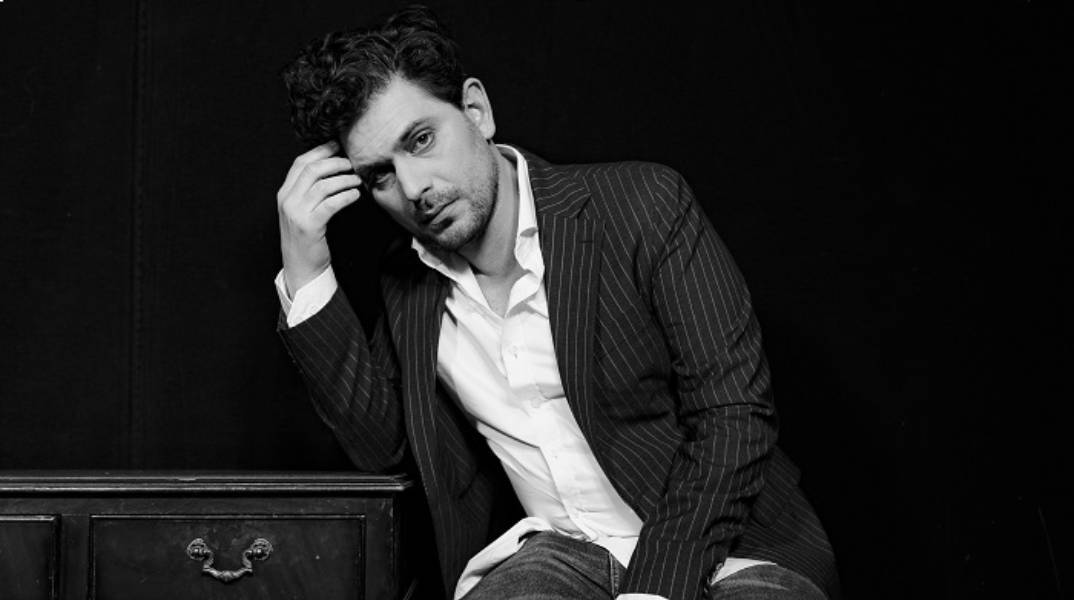 Ο Luke Elliot στο Gazarte Roof Stage για το πρώτο του προσωπικό live