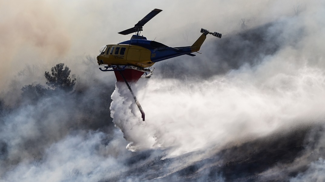 Ελικόπτερο για την κατάσβεση της φωτιάς