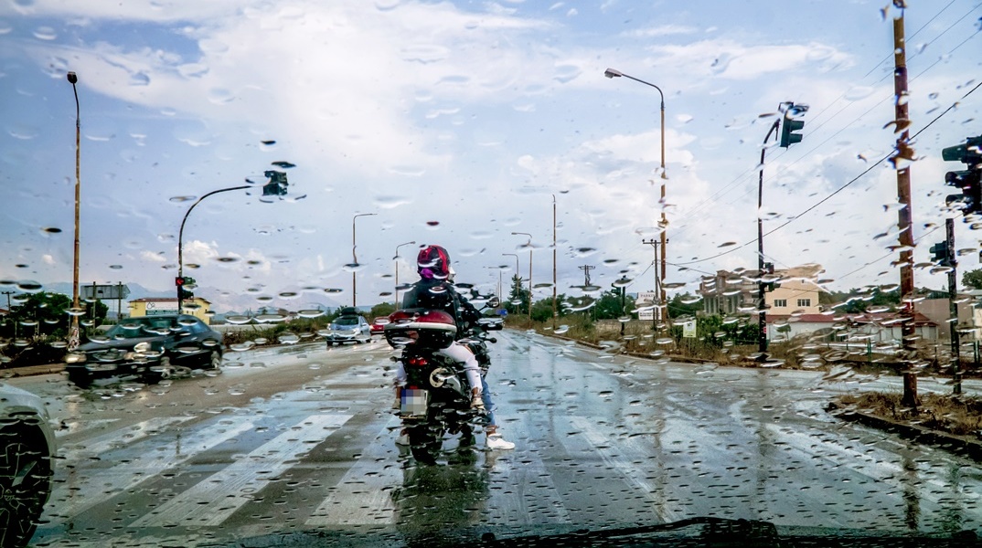 Σταγόνες βροχής στο τζάμι αυτοκινήτου 