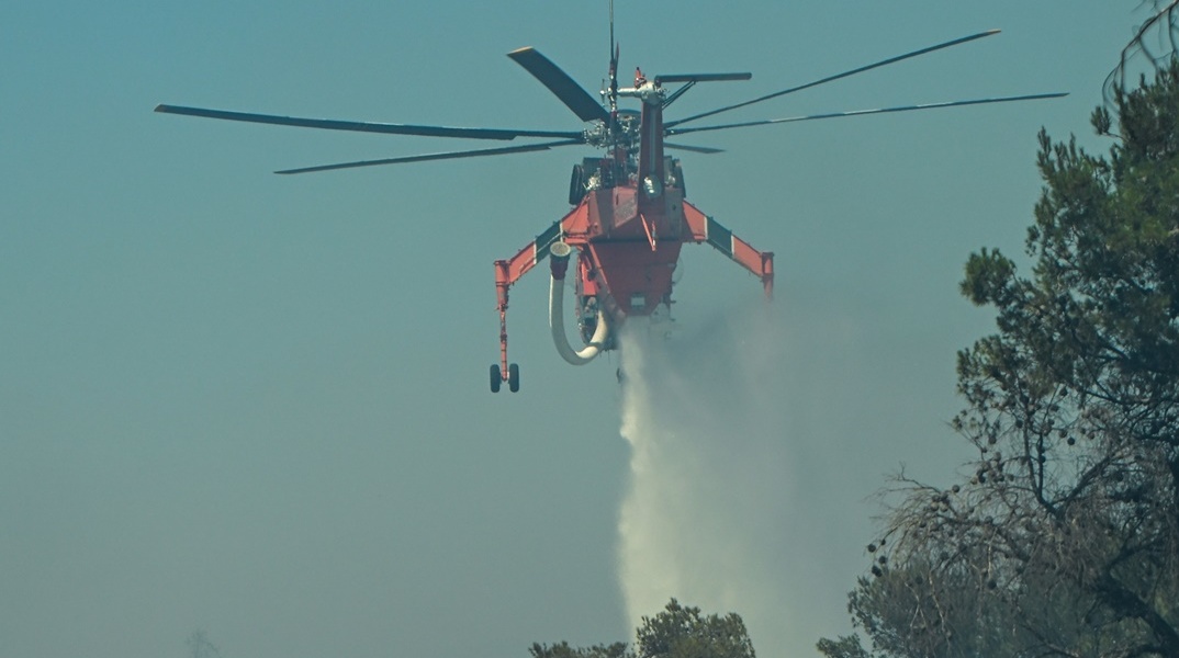 Ελικόπτερο επιχειρεί για την κατάσβεση πυρκαγιάς
