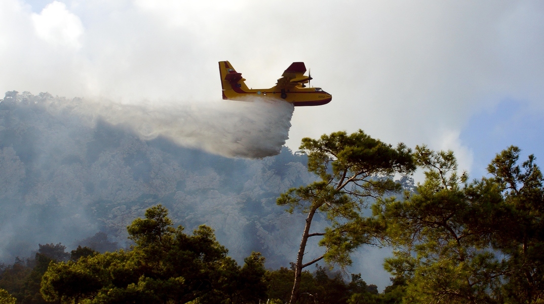 Αεροπλάνο επιχειρεί σε φωτιά
