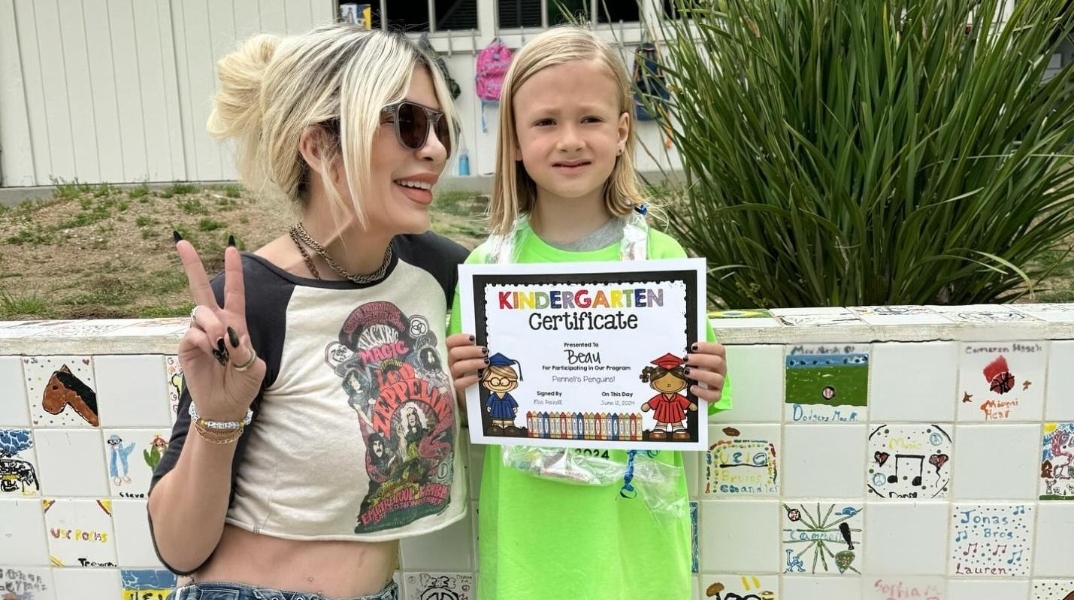 Η Τόρι Σπέλινγκ αποκαλύπτει το κόλπο της για να εξοικονομεί χρόνο ως... πολυάσχολη μαμά