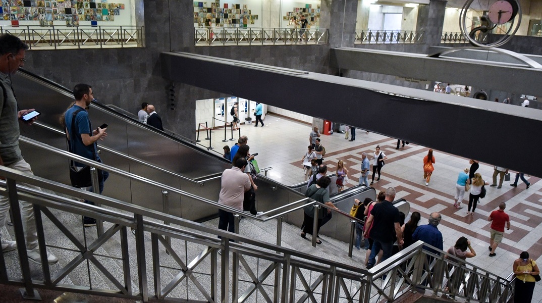 Πολίτες στο μετρό του Συντάγματος