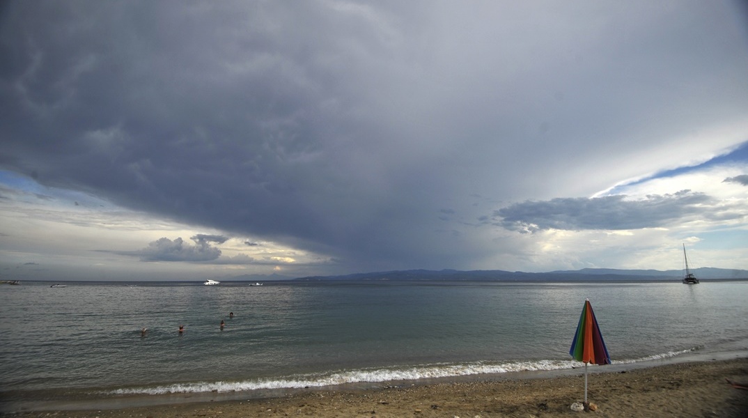 Έντονη συννεφιά και λήψη φωτογραφίας πάνω από παραλία