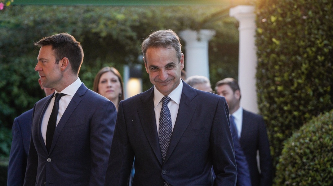 Ο Κυριάκος Μητσοτάκης και πίσω του οι υπόλοιποι πολιτικοί αρχηγοί