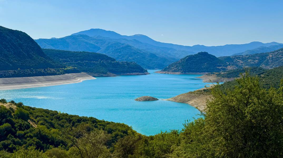 Παρατηρώντας τη στάθμη του Μόρνου από το γραφικό Λιδωρίκι