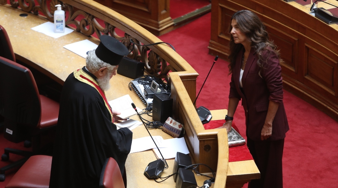 Η Πόπη Τσαπανίδου ορκίστηκε βουλευτής του ΣΥΡΙΖΑ