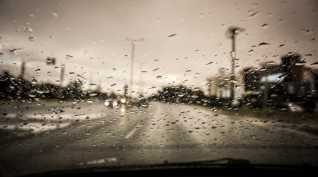 Κακοκαιρία: Στην Αττική καταιγίδες και διακοπές ρεύματος - Έντονα τα φαινόμενα και στην Εύβοια