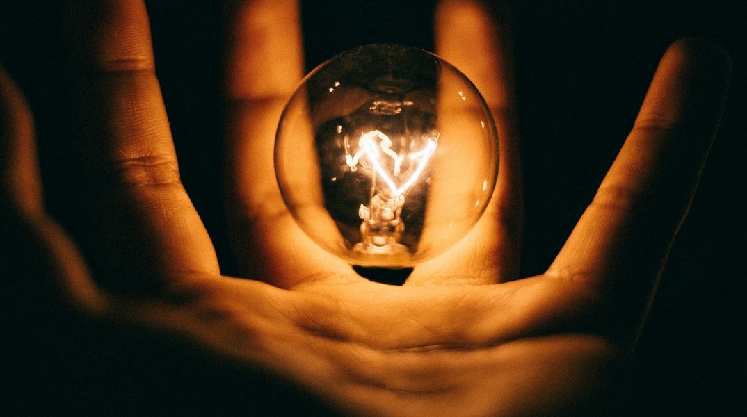 Λάμπα πάνω σε χέρι