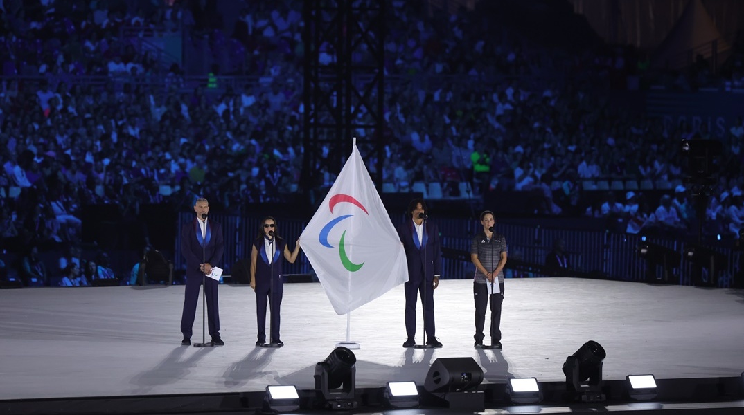 Σημαία των παραολυμπιακών αγώνων στη σκηνή για την τελετή έναρξης της διοργάνωσης