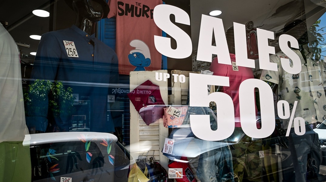 Βιτρίνα με ταμπέλα για εκπτώσεις