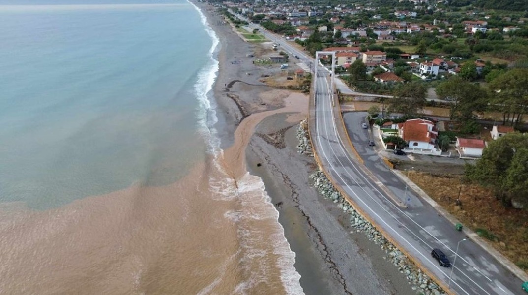 Η θάλασσα έγινε καφέ στον Αγιόκαμπο Λάρισας
