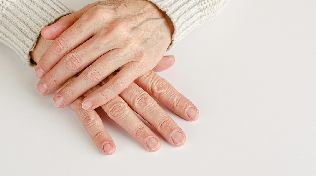 Χέρια ηλικιωμένου άνδρα