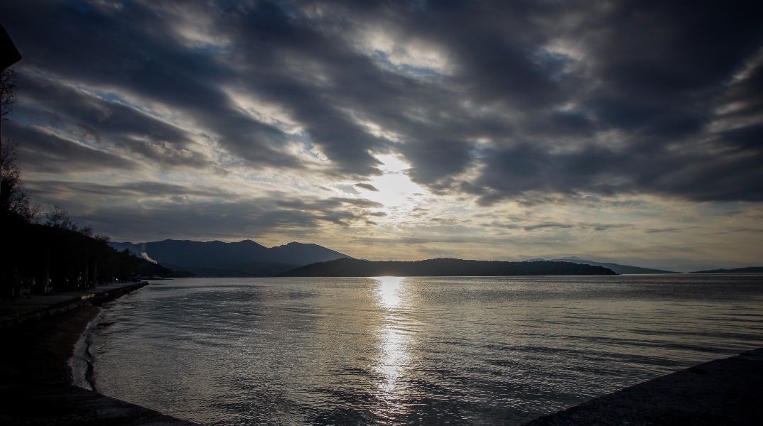 Καιρός: Με συννεφιά και βροχές ο καιρός την Τετάρτη 