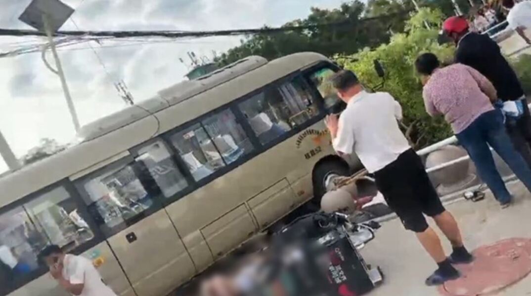 Τραγωδία στην Κίνα - Σχολικό έπεσε σε γονείς και παιδιά έξω από σχολείο