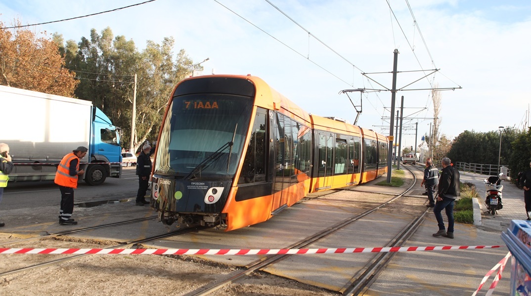 Ακινητοποιημένο τραμ μετά από ατύχημα και κορδέλα της αστυνομίας για να μην πλησιάσει κανείς το σημείο