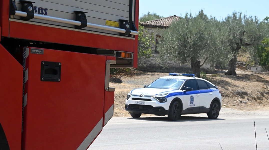 Πυροσβεστικό όχημα και περιπολικό στο σημείο όπου καταγράφηκε τροχαίο δυστύχημα