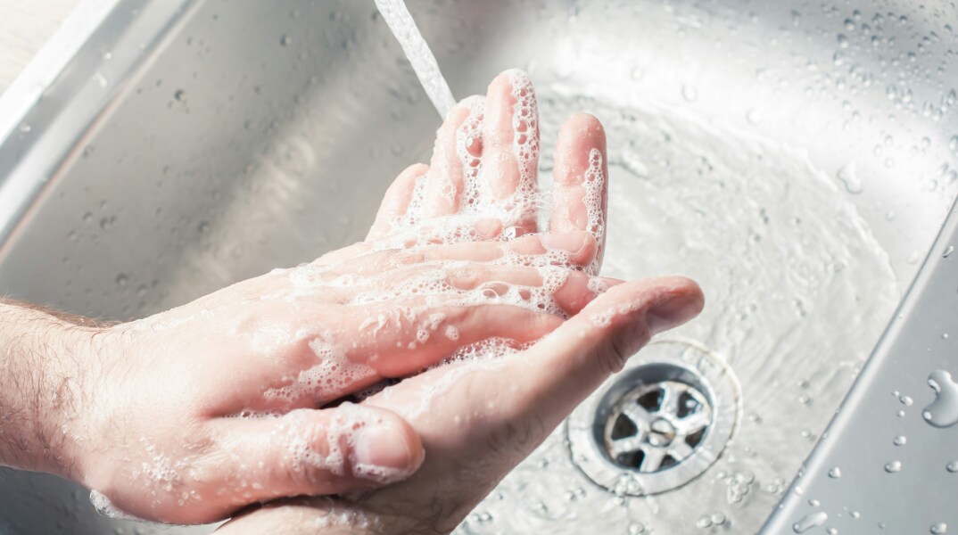 Τα απολυμαντικά δεν αντικαθιστούν το πλύσιμο των χεριών - Ισχυρή σύσταση του ΕΟΦ